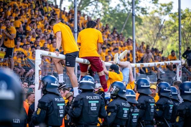 3 Liga, SV Waldhof Mannheim 07 SG Dynamo Dresden 10 05 2025 Dresden fans storming the pitch after the final whistle, pyro, pyrotechnics, smoke, police operation, police 3 Liga, SV Waldhof Mannheim 07 Dynamo Dresden, on 10 05 2025 at the Carl Benz Stadium in Mannheim DFB REGULATIONS PROHIBIT ANY USE OF PHOTOGRAPHS AS IMAGE SEQUENCES AND OR QUASI VIDEO Copyright: xBEAUTIFULxSPORTS Gelhardtx