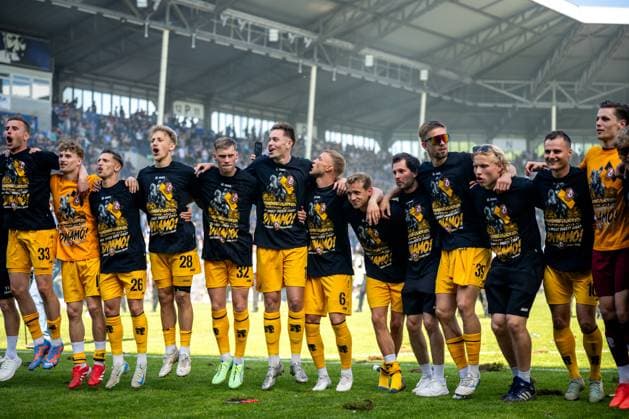 3 Liga, SV Waldhof Mannheim 07 SG Dynamo Dresden 10 05 2025 Dresden fans storming the pitch after the final whistle, players celebrating, pyro, pyrotechnics, smoke, police operation, police 3 Liga, SV Waldhof Mannheim 07 Dynamo Dresden, on 10 05 2025 at the Carl Benz Stadium in Mannheim DFB REGULATIONS PROHIBIT ANY USE OF PHOTOGRAPHS AS IMAGE SEQUENCES AND OR QUASI VIDEO Copyright: xBEAUTIFULxSPORTS Gelhardtx