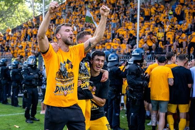 3 Liga, SV Waldhof Mannheim 07 SG Dynamo Dresden 10 05 2025 Dresden fans storm the pitch after the final whistle, pyro, pyrotechnics, smoke, police operation, police Claudio Kammerknecht SG Dynamo Dresden, 15 , Niklas Hauptmann SG Dynamo Dresden, 27 3 Liga, SV Waldhof Mannheim 07 Dynamo Dresden, on 10 05 2025 at the Carl Benz Stadium in Mannheim DFB REGULATIONS PROHIBIT ANY USE OF PHOTOGRAPHS AS IMAGE SEQUENCES AND OR QUASI VIDEO Copyright: xBEAUTIFULxSPORTS Gelhardtx