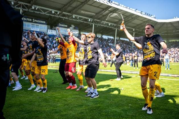 3 Liga, SV Waldhof Mannheim 07 SG Dynamo Dresden 10 05 2025 Dresden fans storming the pitch after the final whistle, players celebrating, pyro, pyrotechnics, smoke, police operation, police 3 Liga, SV Waldhof Mannheim 07 Dynamo Dresden, on 10 05 2025 at the Carl Benz Stadium in Mannheim DFB REGULATIONS PROHIBIT ANY USE OF PHOTOGRAPHS AS IMAGE SEQUENCES AND OR QUASI VIDEO Copyright: xBEAUTIFULxSPORTS Gelhardtx