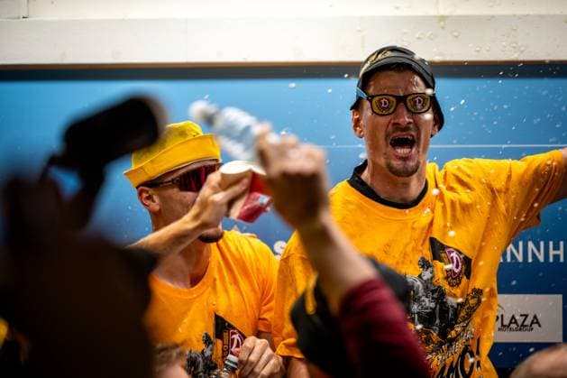 3 Liga, SV Waldhof Mannheim 07 SG Dynamo Dresden 10 05 2025 Beer shower at the press conference with the players of SG Dynamo Dresden and Thomas Stamm 3 Liga, SV Waldhof Mannheim 07 Dynamo Dresden, on 10 05 2025 at the Carl Benz Stadium in Mannheim DFB REGULATIONS PROHIBIT ANY USE OF PHOTOGRAPHS AS IMAGE SEQUENCES AND OR QUASI VIDEO Copyright: xBEAUTIFULxSPORTS Gelhardtx