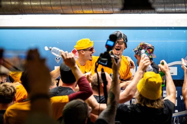 3 Liga, SV Waldhof Mannheim 07 SG Dynamo Dresden 10 05 2025 Beer shower at the press conference with the players of SG Dynamo Dresden and Thomas Stamm 3 Liga, SV Waldhof Mannheim 07 Dynamo Dresden, on 10 05 2025 at the Carl Benz Stadium in Mannheim DFB REGULATIONS PROHIBIT ANY USE OF PHOTOGRAPHS AS IMAGE SEQUENCES AND OR QUASI VIDEO Copyright: xBEAUTIFULxSPORTS Gelhardtx