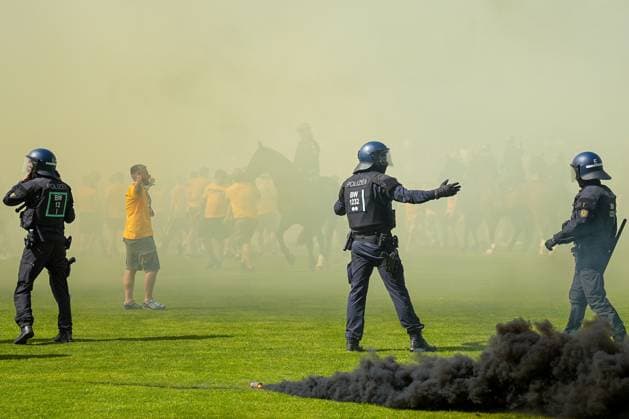 Football 3 Liga, Matchday 37, SV Waldhof Mannheim Dynamo Dresden on 10 05 2025 in Mannheim Carl Benz Stadion , Germany, Season 2024 2025 DFL REGULATIONS PROHIBIT ANY USE OF PHOTOGRAPHS AS IMAGE SEQUENCES AND OR QUASI VIDEO Police operation in Mannheim Mannheim Carl Benz Stadion Germany Copyright: xChristophxKinzingerx
