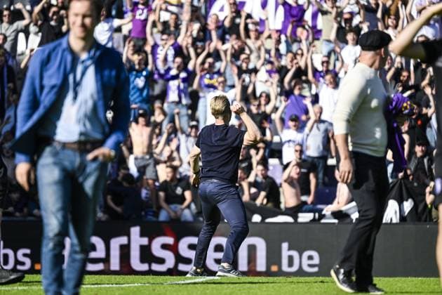 Beerschot s head coach Dirk Kuyt celebrates after winning a soccer match between Beerschot VA and Cercle Brugge, Saturday 10 May 2025 in Antwerp, on day 6 (out of 6) of the Relegation Play-offs of the 2024-2025 Jupiler Pro League first division of the Belgian championship. TOM GOYVAERTS TomxGoyvaerts  x123233889x