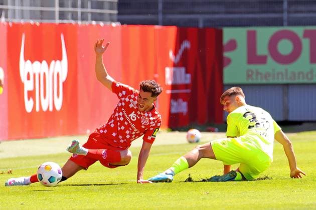 Mainz, Germany 10 May 2025 Regionalliga Südwest 2024 2025 1 FSV Mainz 05 II vs Stuttgarter Kickers In the picture from left in a duel David Mamutovic Mainz given Mario Borac Stuttgarter Kickers Bruchwegstadion Rheinland Pfalz Copyright: xFotostandx xRacochax