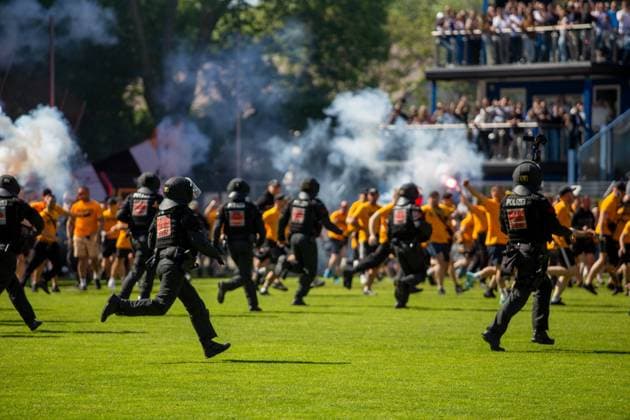 Pure Begeisterung und Platzsturm der Fans von Dresden nach dem Abpfiff und dem Aufstieg in die 2. Liga. Die Polizei drängt die Fans zurück