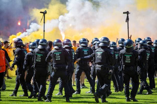 Pure Begeisterung und Platzsturm der Fans von Dresden nach dem Abpfiff und dem Aufstieg in die 2. Liga. Die Polizei drängt die Fans zurück