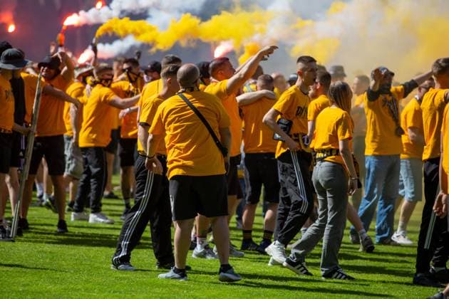 Pure Begeisterung der Fans von Dresden nach dem Abpfiff und dem Aufstieg in die 2. Liga