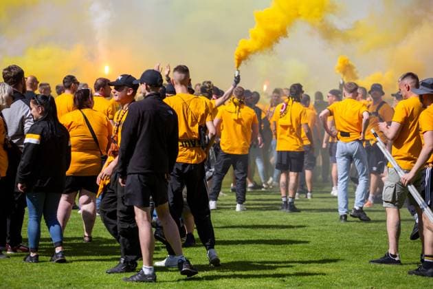 Pure Begeisterung der Fans von Dresden nach dem Abpfiff und dem Aufstieg in die 2. Liga