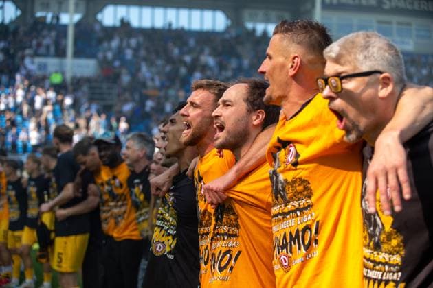 Die Mannschaft von Dresden feiert euphorisch den Aufstieg in die 2. Liga