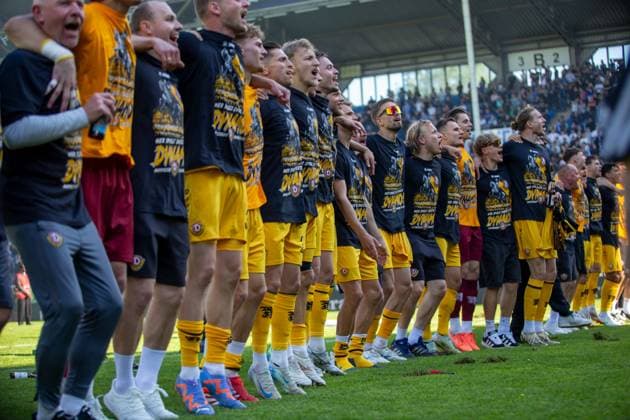 Die Mannschaft von Dresden feiert euphorisch den Aufstieg in die 2. Liga