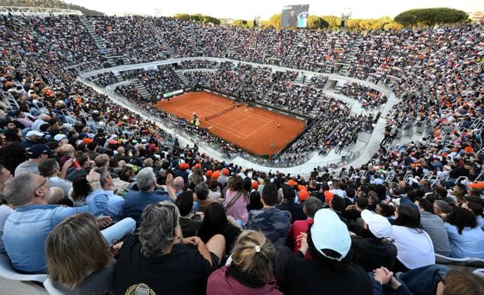 May 10, 2025, Rome, ITALY: Jannik Sinner of Italy (L) in action during his men s singles second round match against Mariano Navone of Argentina (R) at the Italian Open tennis tournament in Rome, Italy, 10 May 2025. ANSA ETTORE FERRARI (panoramica, centrale foro italico) Italian Open Tennis Tournament  - ZUMAa110 20250510_zaf_a110_049 Copyright: xEttorexFerrarix