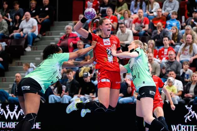 Bilder des Jahres 2025, Sport 05 Mai Sport Themen der Woche KW19 Handball: Bundesliga Frauen, HB Ludwigsburg - Thueringer HC v.li. Sharon Nooitmmer (Thueringer HC), Xenia Smits (Ludwigsburg), Kathrin Pichlmeier (Thueringer HC) Ludwigsburg MHP Arena Baden-Württemberg Deutschland *** Handball Bundesliga Women, HB Ludwigsburg Thueringer HC from left Sharon Nooitmmer Thueringer HC , Xenia Smits Ludwigsburg , Kathrin Pichlmeier Thueringer HC Ludwigsburg MHP Arena Baden Württemberg Germany