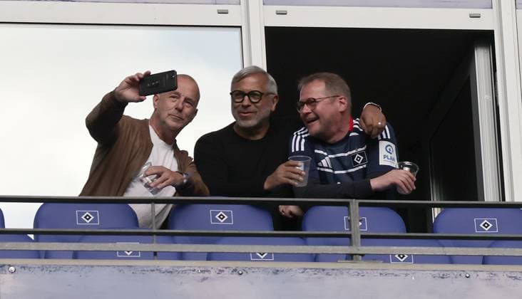 Actor Heino Ferch takes a selfie with former professional Jimmy Hartwig Football, Men, Season 2024 2025, 2 BL, Volksparkstadion, Hamburger SV, 33 Matchday, HSV SSV Ulm DFL REGULATIONS PROHIBIT ANY USE OF PHOTOGRAPHS AS IMAGE SEQUENCES AND OR QUASI VIDEO