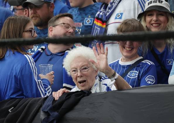Fans HSV Omi Football, Men, Season 2024 2025, 2 BL, Volksparkstadion, Hamburger SV, 33 Matchday, HSV SSV Ulm DFL REGULATIONS PROHIBIT ANY USE OF PHOTOGRAPHS AS IMAGE SEQUENCES AND OR QUASI VIDEO