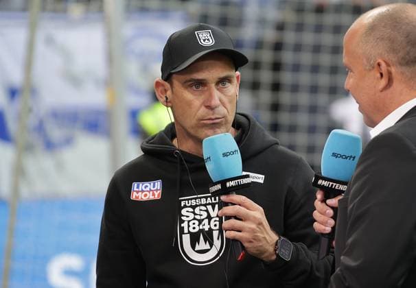 Coach Robert Lechleiter SSV Ulm Football, Men, Season 2024 2025, 2 BL, Volksparkstadion, Hamburger SV, 33 Matchday, HSV SSV Ulm DFL REGULATIONS PROHIBIT ANY USE OF PHOTOGRAPHS AS IMAGE SEQUENCES AND OR QUASI VIDEO