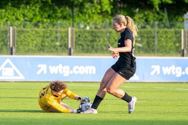 Soccer, Women, Season 2024 2025, Regionalliga Nordost 19 Matchday , Hertha BSC FC Viktoria 89 Berlin, f l Goalkeeper Aaliyah Milene Thomas Hertha BSC , Nina Ehegötz FC Viktoria 1889 Berlin , 10 05 2025, Copyright: xMatthiasxKochx