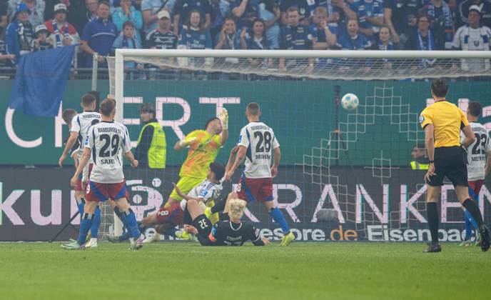 Soccer, Men, Season 2024 2025, 2 Bundesliga 33 Matchday , Hamburger SV SSV Ulm, f l Tom Gaal SSV Ulm scores the goal to 0 1 against goalkeeper Daniel Heuer Fernandes HSV and Miro Muheim HSV , 10 05 2025, Copyright: xSebastianxRäppold MatthiasxKochx