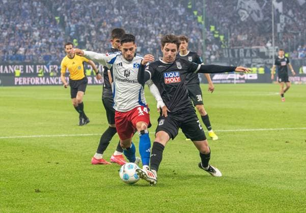 Soccer, Men, Season 2024 2025, 2 Bundesliga 33 Matchday , Hamburger SV SSV Ulm, f l Ludovit Reis HSV , Max Brandt SSV Ulm , 10 05 2025, Copyright: xSebastianxRäppold MatthiasxKochx