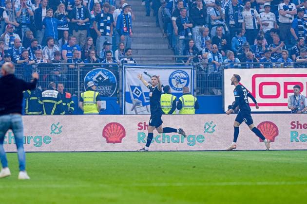 Goal celebration after goal to 0 1 Tom Gaal SSV Ulm 1846, 04 GER, Hamburger SV vs SSV Ulm, Football, 2 Bundesliga, Matchday 33, Season 2024 2025, 10 05 2025 DFL REGULATIONS PROHIBIT ANY USE OF PHOTOGRAPHS AS IMAGE SEQUENCES AND OR QUASI VIDEO GER, Hamburger SV vs SSV Ulm, Football, 2 Bundesliga, Matchday 33, Season 2024 2025, 10 05 2025 Hamburg Copyright: xEibner-Pressefoto MarcelxvonxFehrnx EP_MFN
