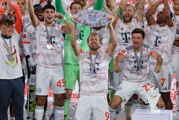Bilder des Jahres 2025, Sport 05 Mai Sport Themen der Woche KW19 Sport Bilder des Tages Harry Kane (FC Bayern Muenchen) praesentiert die Meisterschale und jubelt, Bundesliga, FC Bayern München v Borussia Mönchengladbach, Allianz Arena am 10. May 2025 in München, Deutschland. (Foto von Marco Steinbrenner DeFodi Images) Harry Kane (FC Bayern Muenchen) presents the championship trophy and cheers, Bundesliga, FC Bayern München v Borussia Mönchengladbach, Allianz Arena, May 10, 2025 in Munich, Germany. (Photo by Marco Steinbrenner DeFodi Images) DFL regulations prohibit any use of photographs as image sequences and or quasi-video. *** Harry Kane FC Bayern Muenchen presents the championship trophy and cheers, Bundesliga, FC Bayern München v Borussia Mönchengladbach, Allianz Arena, May 10, 2025 in Munich, Germany Photo by Marco Steinbrenner DeFodi Images Harry Kane FC Bayern Muenchen presents the championship trophy and cheers, Bundesliga, FC Bayern München v Borussia Mönchengladbach, Allianz Arena, May 10, 2025 in Munich, Germany Photo by Marco Steinbrenner DeFodi Images DFL regulations prohibit any use of photographs as image sequences and or quasi video