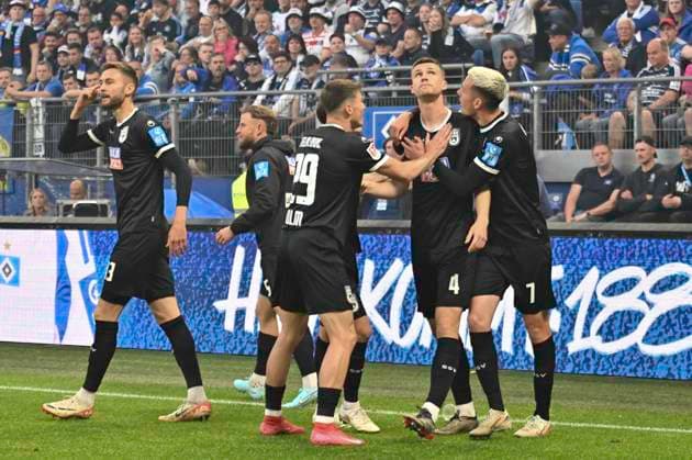 GER 2 FBL,, Hamburger SV vs SSV Ulm 1846 10 05 2025, Volksparkstadion, Hamburg, GER 2 FBL, Hamburger SV vs SSV Ulm 1846 in the picture Tom Gaal Ulm 04 scores the goal to make it 1 0 for Ulm and cheers with the team nordphotoxGmbH xWitke nph00002