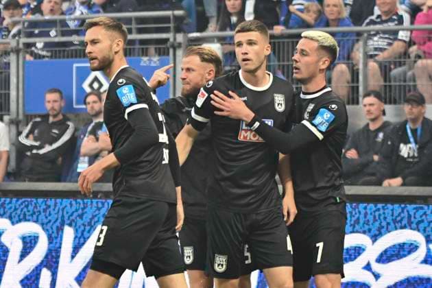 GER 2 FBL,, Hamburger SV vs SSV Ulm 1846 10 05 2025, Volksparkstadion, Hamburg, GER 2 FBL, Hamburger SV vs SSV Ulm 1846 in the picture Tom Gaal Ulm 04 scores the goal to make it 1 0 for Ulm and cheers with the team nordphotoxGmbH xWitke nph00002