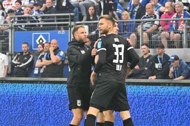 GER 2 FBL,, Hamburger SV vs SSV Ulm 1846 10 05 2025, Volksparkstadion, Hamburg, GER 2 FBL, Hamburger SV vs SSV Ulm 1846 in the picture Tom Gaal Ulm 04 scores the goal to make it 1 0 for Ulm and cheers with the team nordphotoxGmbH xWitke nph00002