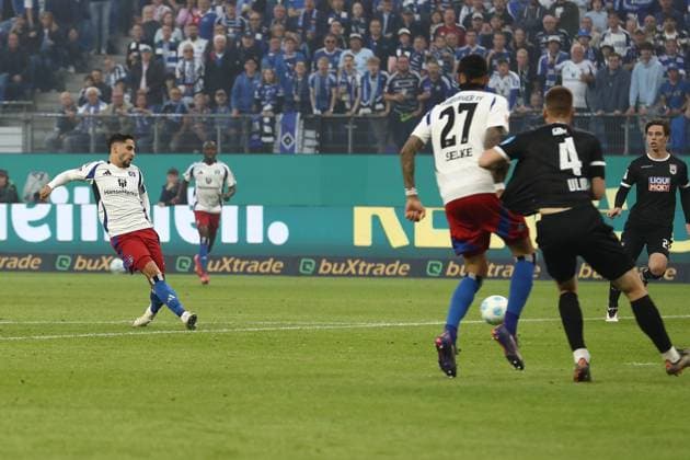 10 05 2025, xtgx, Fussball 2 Bundesliga, Hamburger SV SSV Ulm 1846 Fußball v l Ludovit Reis Hamburger SV Torschuetze, erzielt das Tor, Treffer, scores the goal 1 1 DFL DFB REGULATIONS PROHIBIT ANY USE OF PHOTOGRAPHS as IMAGE SEQUENCES and or QUASI VIDEO Hamburg
