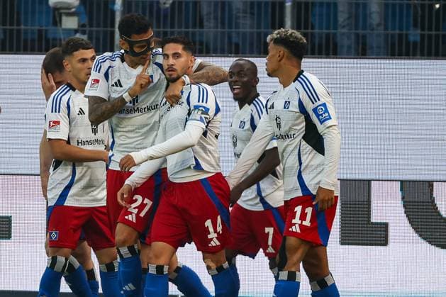2 Bundesliga Hamburger SV SSV Ulm on 10 05 2025 at Volksparkstadion in Hamburg Cheering, goal celebration, goal scorer Ludovit Reis Hamburg 14 celebrates after his goal to make it 1 - 1 with the team here with Davie Selke Hamburg 27 MH