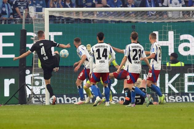 10.05.2025, xtgx, Fussball 2.Bundesliga, Hamburger SV - SSV Ulm 1846 Fußball v.l. Tom Gal (SSV Ulm) Torschuetze, erzielt das Tor, Treffer, scores the goal 0:1 (DFL DFB REGULATIONS PROHIBIT ANY USE OF PHOTOGRAPHS as IMAGE SEQUENCES and or QUASI-VIDEO) Hamburg