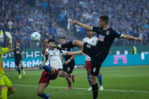2 Soccer Bundesliga Hamburger SV vs SSV Ulm 1846 10 05 25 Tom Gaal SSV Ulm 1846, No 04 scores to make it 0 1 2 Soccer Bundesliga Hamburger SV vs SSV Ulm 1846, Volksparkstadion on 10 05 25 Copyright: xBEAUTIFULxSPORTS MarioxM.xKobergx