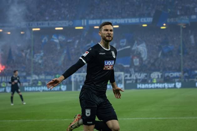 2 Soccer Bundesliga Hamburger SV vs SSV Ulm 1846 10 05 25 Cheers for Felix Higl SSV Ulm 1846 SV, No. 33 2 Soccer Bundesliga Hamburger SV vs SSV Ulm 1846, Volksparkstadion on 10 05 25 Copyright: xBEAUTIFULxSPORTS MarioxM.xKobergx