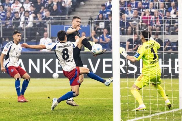 Fußball Herren 2 Bundesliga 33 Spieltag Saison 2024 2025 Hamburger SV vs SSV Ulm 1846 Fußball 10 05 2025 10 05 2025, Fußball, Saison 2024 2025, 2 Bundesliga, 33 Spieltag, Hamburger SV SSV Ulm, Torjubel Jubel nach Treffer Tor Torschuss zum 1 0 durch 4 Tom Gaal SSV Ulm 1846 Fußball Foto Lucca Fundel DFL regulations prohibit any use of photographs as image sequences and or quasi video Hamburg Volksparkstadion Hamburg Hamburg Germany