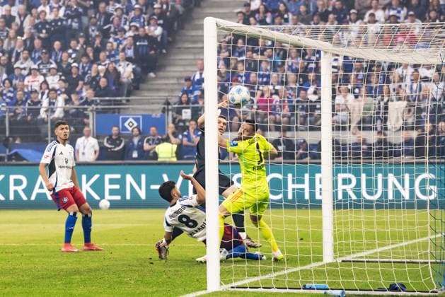 Fußball Herren 2 Bundesliga 33 Spieltag Saison 2024 2025 Hamburger SV vs SSV Ulm 1846 Fußball 10 05 2025 10 05 2025, Fußball, Saison 2024 2025, 2 Bundesliga, 33 Spieltag, Hamburger SV SSV Ulm, Torjubel Jubel nach Treffer Tor Torschuss zum 1 0 durch 4 Tom Gaal SSV Ulm 1846 Fußball Foto Lucca Fundel DFL regulations prohibit any use of photographs as image sequences and or quasi video Hamburg Volksparkstadion Hamburg Hamburg Germany