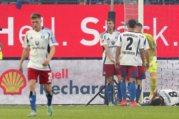 10 05 2025, xtgx, Fußball 2 Bundesliga, Hamburger SV SSV Ulm 1846 Fußball v l Hamburger Spieler Entäuscht, traurig, frustriert nach dem Tor zum 0 1 DFL DFB REGULATIONS PROHIBIT ANY USE OF PHOTOGRAPHS as IMAGE SEQUENCES and or QUASI VIDEO Hamburg