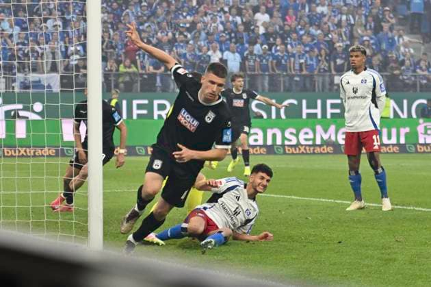 GER 2 FBL,, Hamburger SV vs SSV Ulm 1846 10 05 2025, Volksparkstadion, Hamburg, GER 2 FBL, Hamburger SV vs SSV Ulm 1846 in the picture Tom Gaal Ulm 04 shoots the goal to 1 0 for Ulm past goalkeeper Daniel Heuer Fernandes Hamburg 01 and cheers nordphotoxGmbH xWitke nph00002