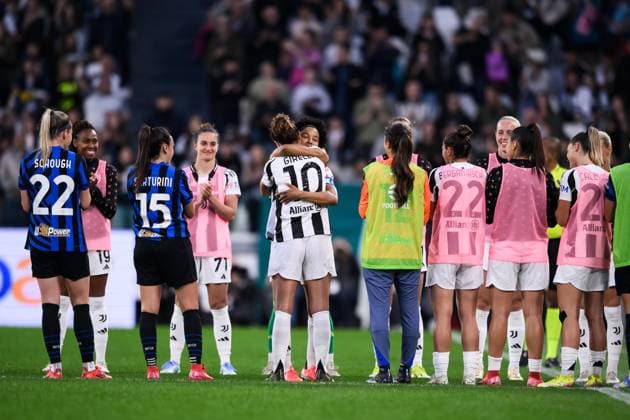 Fußball, Frauen, Juventus Turin - Inter Mailand Players pay a tribute to Juventus Sara Gama as she leaves the pitch during the Serie A women soccer match between Juventus and Inter at Allianz Stadium in Turin, Italy - Saturday, May 10, 2025.  Copyright: xLaPresse NicoloxCampox