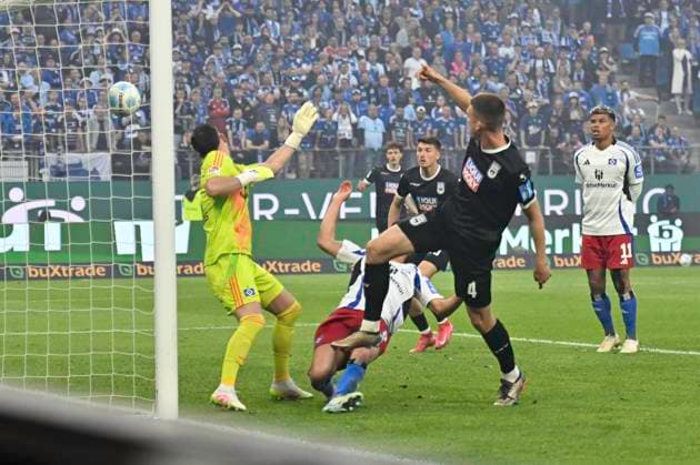 GER 2 FBL,, Hamburger SV vs SSV Ulm 1846 10 05 2025, Volksparkstadion, Hamburg, GER 2 FBL, Hamburger SV vs SSV Ulm 1846 in the picture Tom Gaal Ulm 04 shoots the goal to 1 0 for Ulm past goalkeeper Daniel Heuer Fernandes Hamburg 01 nordphotoxGmbH xWitke nph00002