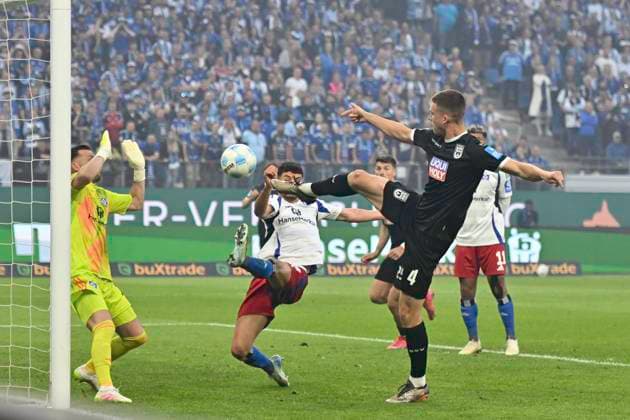 GER 2 FBL,, Hamburger SV vs SSV Ulm 1846 10 05 2025, Volksparkstadion, Hamburg, GER 2 FBL, Hamburger SV vs SSV Ulm 1846 in the picture Tom Gaal Ulm 04 shoots the goal to 1 0 for Ulm past goalkeeper Daniel Heuer Fernandes Hamburg 01 nordphotoxGmbH xWitke nph00002