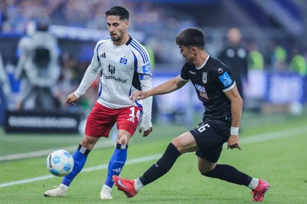 Soccer 2 Bundesliga 33 Matchday Hamburger SV SSV Ulm 1846 Soccer on 10 05 2025 at Volksparkstadion in Hamburg Ludovit Reis Hamburg , left Aaron Keller Ulm , right DFL regulations prohibit any use of photographs as image sequences and or quasi video xJRx