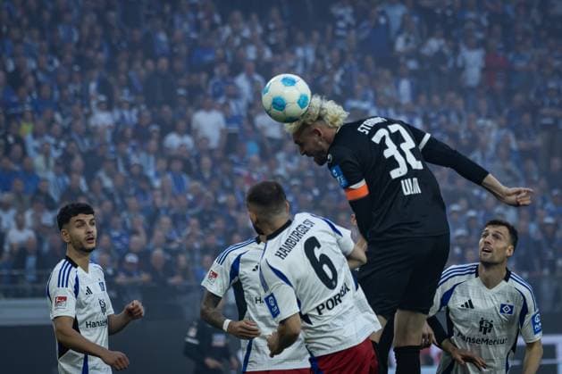 2 Soccer Bundesliga Hamburger SV vs SSV Ulm 1846 10 05 25 Philipp Strompf SSV Ulm 1846, No 32 vs Lukasz Poreba Hamburger SV, No 06 2 Soccer Bundesliga Hamburger SV vs SSV Ulm 1846, Volksparkstadion on 10 05 25 Copyright: xBEAUTIFULxSPORTS MarioxM.xKobergx