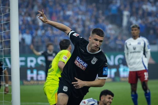 2 Soccer Bundesliga Hamburger SV vs SSV Ulm 1846 10 05 25 Cheers for Tom Gaal SSV Ulm 1846, No 04 after his goal for 0 1 2 Soccer Bundesliga Hamburger SV vs SSV Ulm 1846, Volksparkstadion on 10 05 25 Copyright: xBEAUTIFULxSPORTS MarioxM.xKobergx
