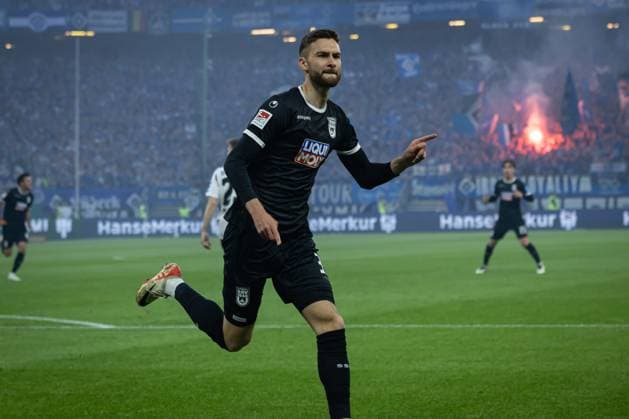 2 Soccer Bundesliga Hamburger SV vs SSV Ulm 1846 10 05 25 Cheers for Felix Higl SSV Ulm 1846 SV, No. 33 2 Soccer Bundesliga Hamburger SV vs SSV Ulm 1846, Volksparkstadion on 10 05 25 Copyright: xBEAUTIFULxSPORTS MarioxM.xKobergx
