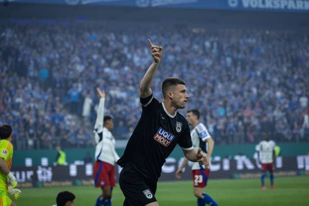 2 Soccer Bundesliga Hamburger SV vs SSV Ulm 1846 10 05 25 Cheers for Tom Gaal SSV Ulm 1846, No 04 after his goal for 0 1 2 Soccer Bundesliga Hamburger SV vs SSV Ulm 1846, Volksparkstadion on 10 05 25 Copyright: xBEAUTIFULxSPORTS MarioxM.xKobergx