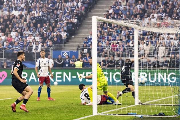 Fußball Herren 2 Bundesliga 33 Spieltag Saison 2024 2025 Hamburger SV vs SSV Ulm 1846 Fußball 10 05 2025 10 05 2025, Fußball, Saison 2024 2025, 2 Bundesliga, 33 Spieltag, Hamburger SV SSV Ulm, Torjubel Jubel nach Treffer Tor Torschuss zum 1 0 durch 4 Tom Gaal SSV Ulm 1846 Fußball Foto Lucca Fundel DFL regulations prohibit any use of photographs as image sequences and or quasi video Hamburg Volksparkstadion Hamburg Hamburg Germany