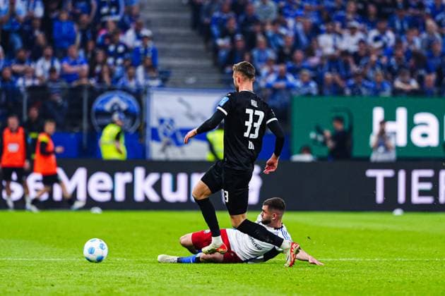 Felix Higl SSV Ulm 1846, 33 , Lukasz Poreba Hamburger SV, 06 GER, Hamburger SV vs SSV Ulm, Football, 2 Bundesliga, Matchday 33, Season 2024 2025, 10 05 2025 DFL REGULATIONS PROHIBIT ANY USE OF PHOTOGRAPHS AS IMAGE SEQUENCES AND OR QUASI VIDEO GER, Hamburger SV vs SSV Ulm, Football, 2 Bundesliga, Matchday 33, Season 2024 2025, 10 05 2025 Hamburg Copyright: xEibner-Pressefoto MarcelxvonxFehrnx EP_MFN