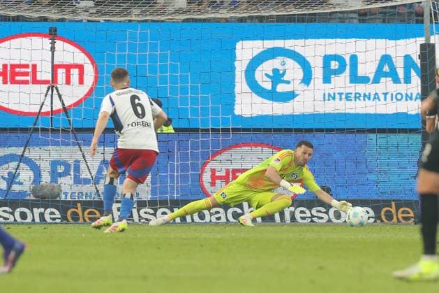 10 05 2025, xtgx, Fußball 2 Bundesliga, Hamburger SV SSV Ulm 1846 emspor, v l Daniel Heuer Fernandes HSV, 1 Parade, haelt den Ball, faengt den Ball, pariert von Dennis Dressel Ulm, 14 DFL DFB REGULATIONS PROHIBIT ANY USE OF PHOTOGRAPHS as IMAGE SEQUENCES and or QUASI VIDEO Hamburg