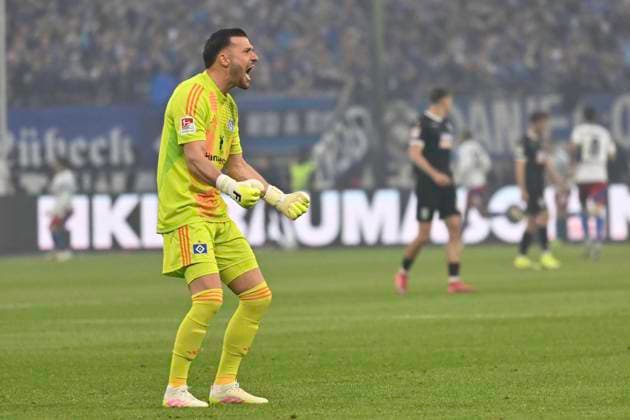 GER 2 FBL,, Hamburger SV vs SSV Ulm 1846 10 05 2025, Volksparkstadion, Hamburg, GER 2 FBL, Hamburger SV vs SSV Ulm 1846 in the picture Ludovit Reis Hamburg 14 shoots the goal to 1 1 for Hamburg and goalkeeper Daniel Heuer Fernandes Hamburg 01 cheers nordphotoxGmbH xWitke nph00002
