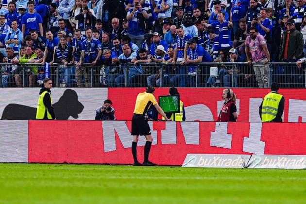 Referee Max Burda on VAR decision, video referee, video evidence GER, Hamburger SV vs SSV Ulm, Football, 2 Bundesliga, Matchday 33, Season 2024 2025, 10 05 2025 DFL REGULATIONS PROHIBIT ANY USE OF PHOTOGRAPHS AS IMAGE SEQUENCES AND OR QUASI VIDEO GER, Hamburger SV vs SSV Ulm, Football, 2 Bundesliga, Matchday 33, Season 2024 2025, 10 05 2025 Hamburg Copyright: xEibner-Pressefoto MarcelxvonxFehrnx EP_MFN